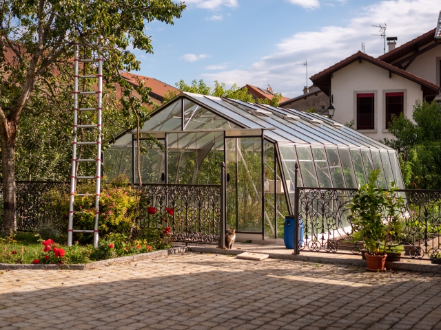 Pourquoi choisir une serre de jardin à parois obliques ?