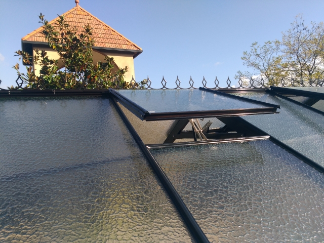 Protégez les ouvertures automatiques de lucarne de toit de votre serre en verre ACD